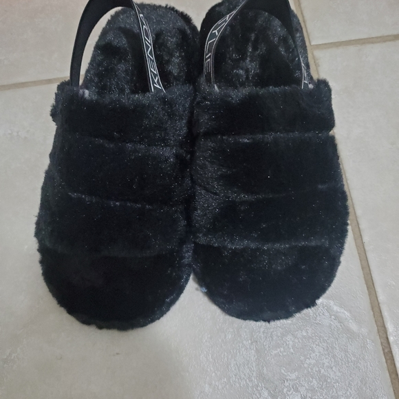 Black slippers - Picture 2 of 4